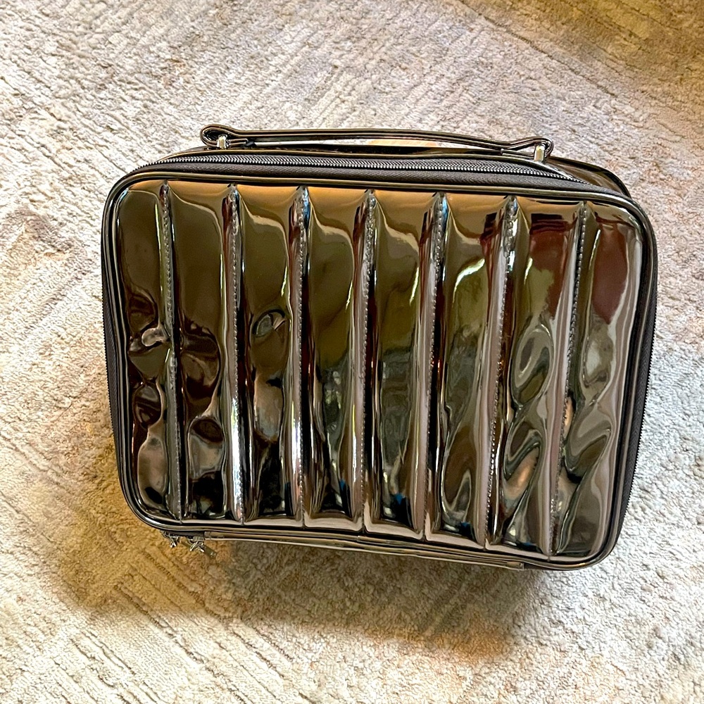 3/$25 Like New 𝙇𝘼𝙉𝘾𝙊𝙈𝙀 metallic quilted cosmetic case